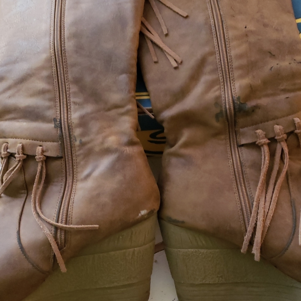 Boots - Picture 3 of 4